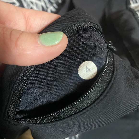 Lululemon Run A Marathon Crop II Pretty Palm Black Angel Wing Size 4 Running - Picture 10 of 10